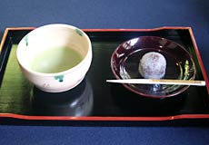 こちらが、季節の和菓子とお抹茶です。