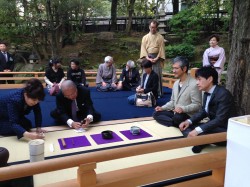 お茶会に参加される上島会長(中央）、柴田先生（右から二人目）と林先生（右）