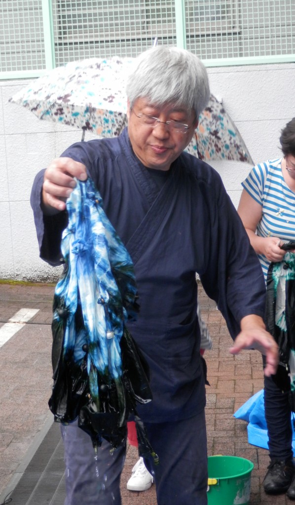 染色をされる久野剛資氏