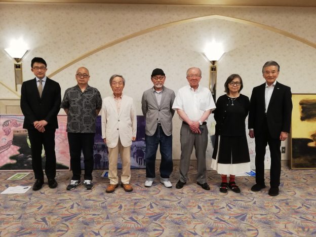 右から 主催館館長　古川爲之 審査員　櫃田珠実先生 審査員　神田真秋先生 審査員　久野利博先生 公募展　ご関係の篤志者 審査員　阿野義久先生 審査員　久世直幸先生