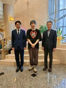 左から柴橋市長・長谷川先生・古川館長