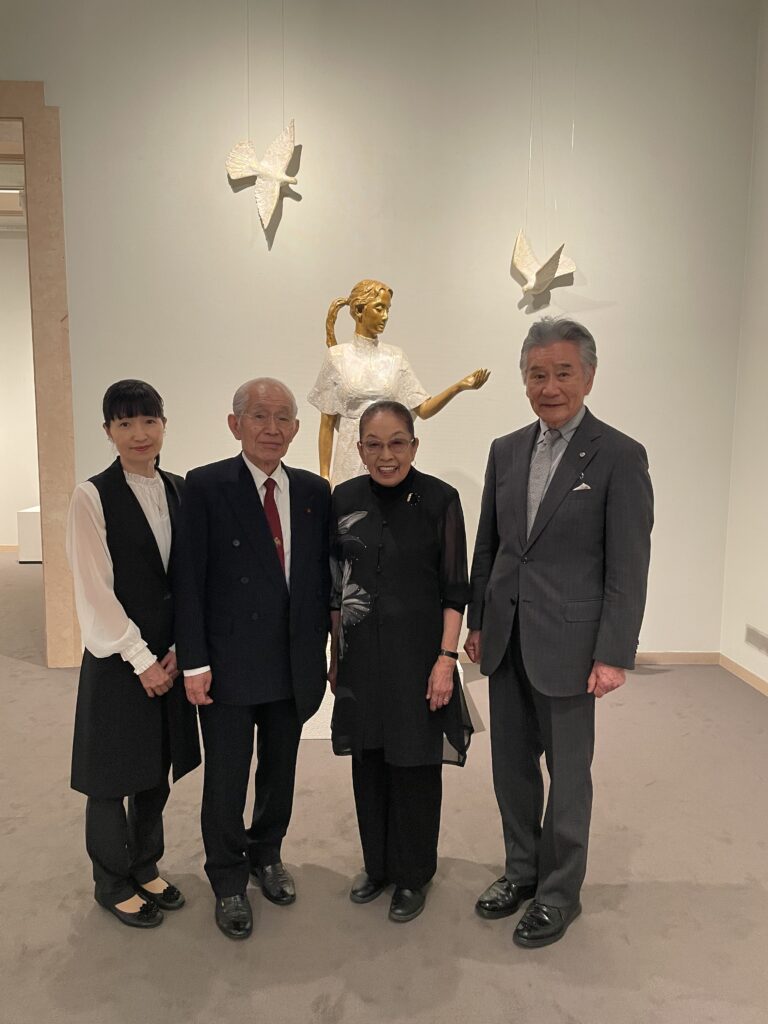 左から 日本画家・山本眞希先生、彫刻家・山本眞輔先生、洋画家・山本澄江先生、古川美術館古川爲之館長